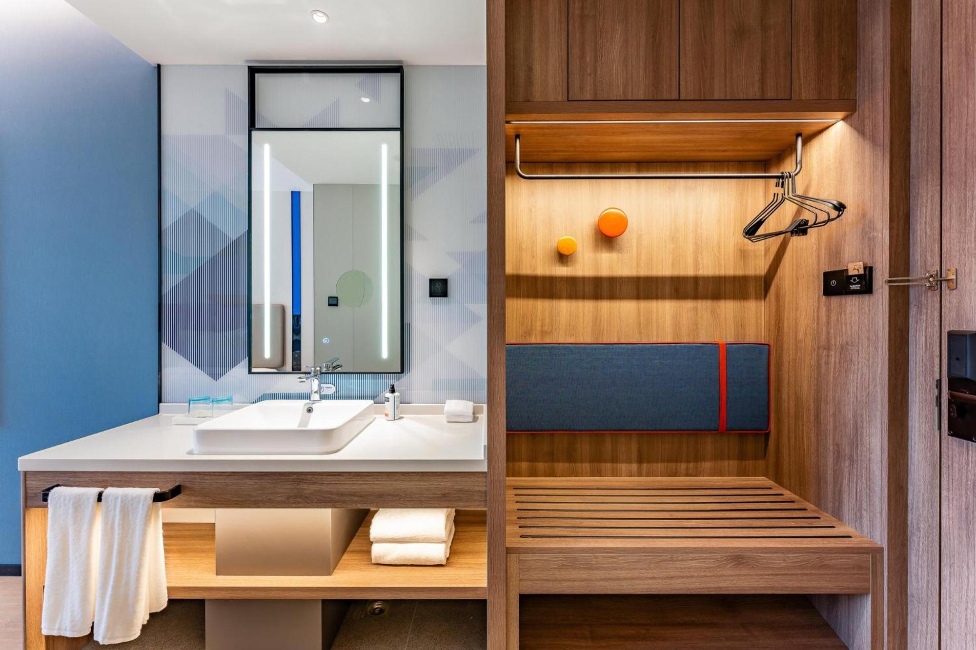 Holiday Inn Express Shanghai Jing'An Temple By Ihg מראה חיצוני תמונה